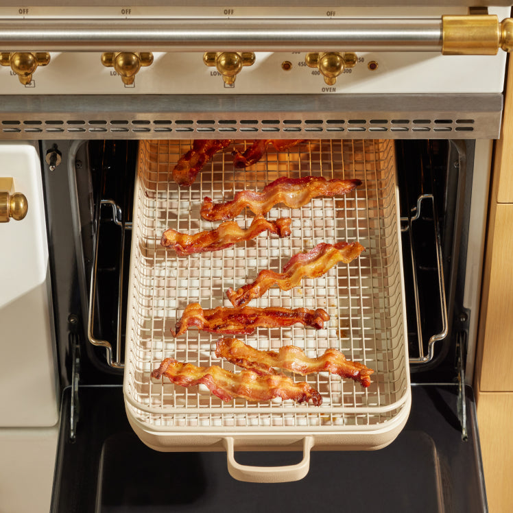 Beige Griddle Pan with oven rack and bacon in oven