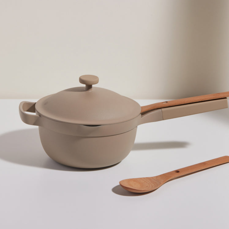 beige mini perfect pot with two nested beechwood spoons